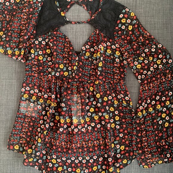 ✨ BCBGeneration Boho Floral Lace Cutout Blouse – Romantic & Feminine! ✨ - Picture 2 of 4